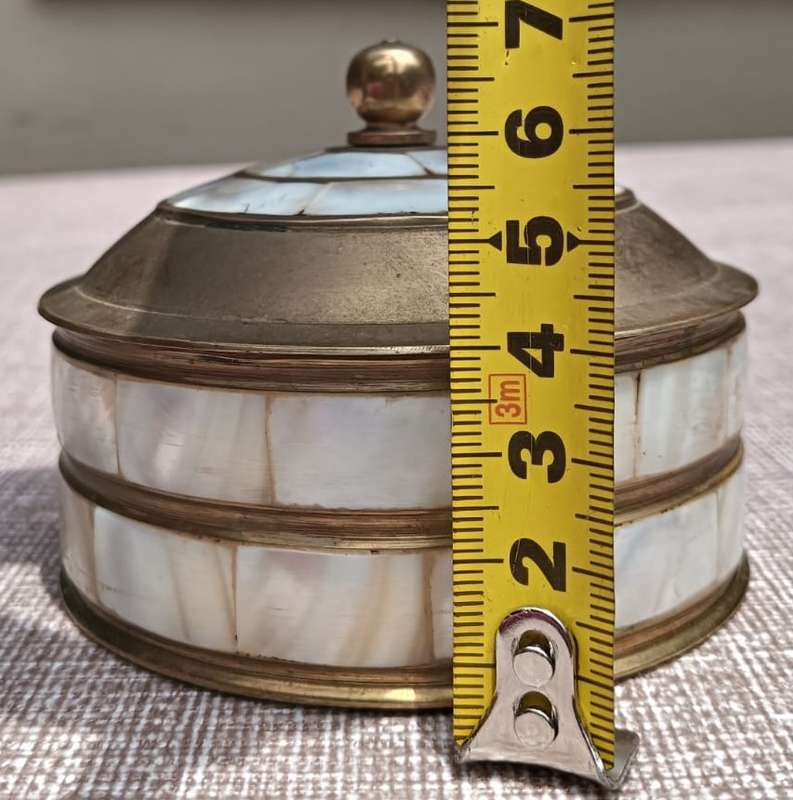 LOVELY BRASS AND MOTHER OF PEAR INLAID LIDDED TRINKET BOX