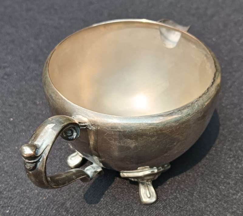 VINTAGE 1950S EMESS ENGLISH SILVERPLATED TEAPOT AND CREAMER IN GOOD CONDITION TEAPOT WEIGHS 1.3KG!