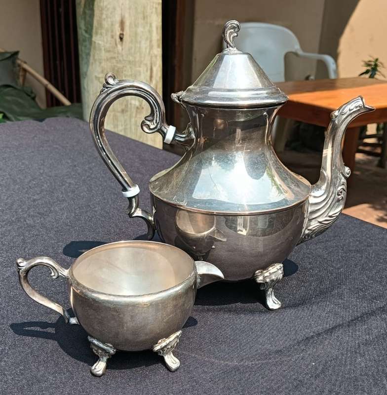 VINTAGE 1950S EMESS ENGLISH SILVERPLATED TEAPOT AND CREAMER IN GOOD CONDITION TEAPOT WEIGHS 1.3KG!