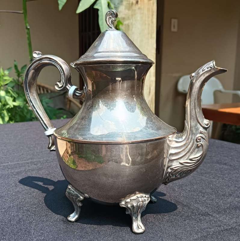 VINTAGE 1950S EMESS ENGLISH SILVERPLATED TEAPOT AND CREAMER IN GOOD CONDITION TEAPOT WEIGHS 1.3KG!