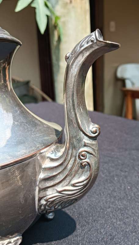VINTAGE 1950S EMESS ENGLISH SILVERPLATED TEAPOT AND CREAMER IN GOOD CONDITION TEAPOT WEIGHS 1.3KG!