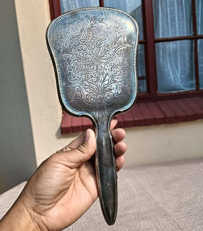 BEAUTIFULLY ENGRAVED SILVERPLATED HANDHELD VANITY MIRROR VINTAGE EARLY TWENTIETH CENTURY