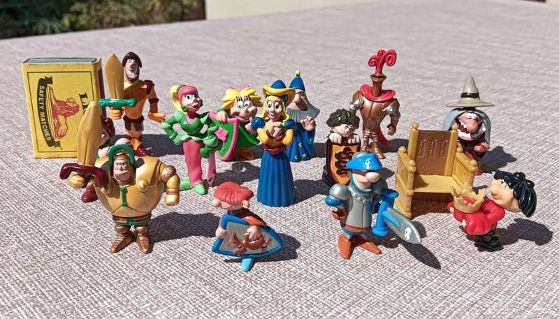 Funny Castle Ferrero MPG Kinder Surprise 2004 Plastic Toy Figurines Complete Set of 13 Figurines