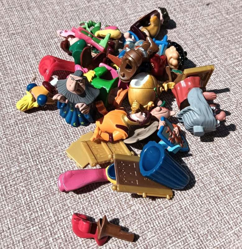 Funny Castle Ferrero MPG Kinder Surprise 2004 Plastic Toy Figurines Complete Set of 13 Figurines