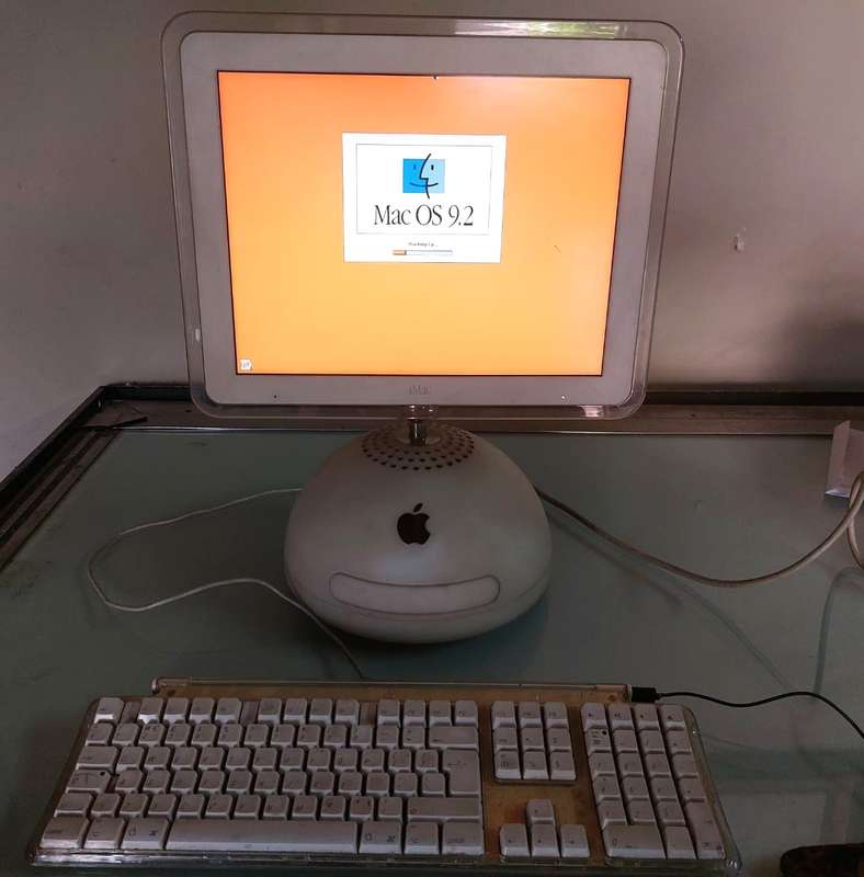 ICONIC APPLE G4 BALL IMAC FROM 2002 (Dual System 9.2.2 and OS 10.3.9) IN GOOD WORKING CONDITION