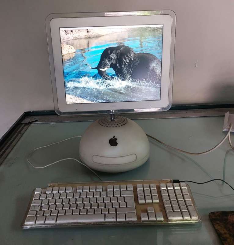 ICONIC APPLE G4 BALL IMAC FROM 2002 (Dual System 9.2.2 and OS 10.3.9) IN GOOD WORKING CONDITION