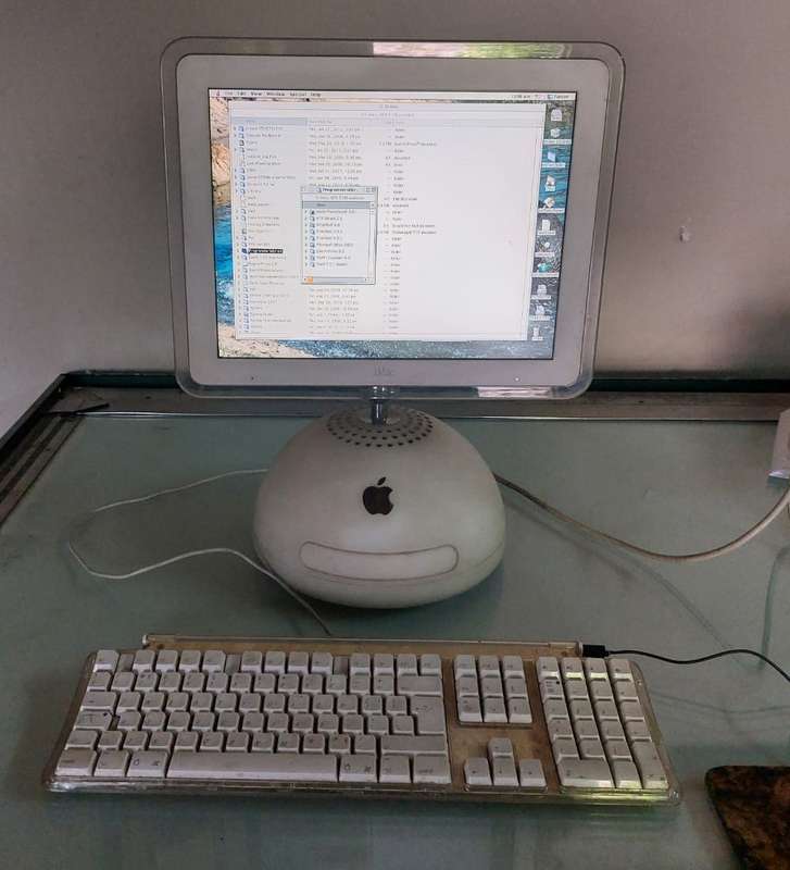 ICONIC APPLE G4 BALL IMAC FROM 2002 (Dual System 9.2.2 and OS 10.3.9) IN GOOD WORKING CONDITION