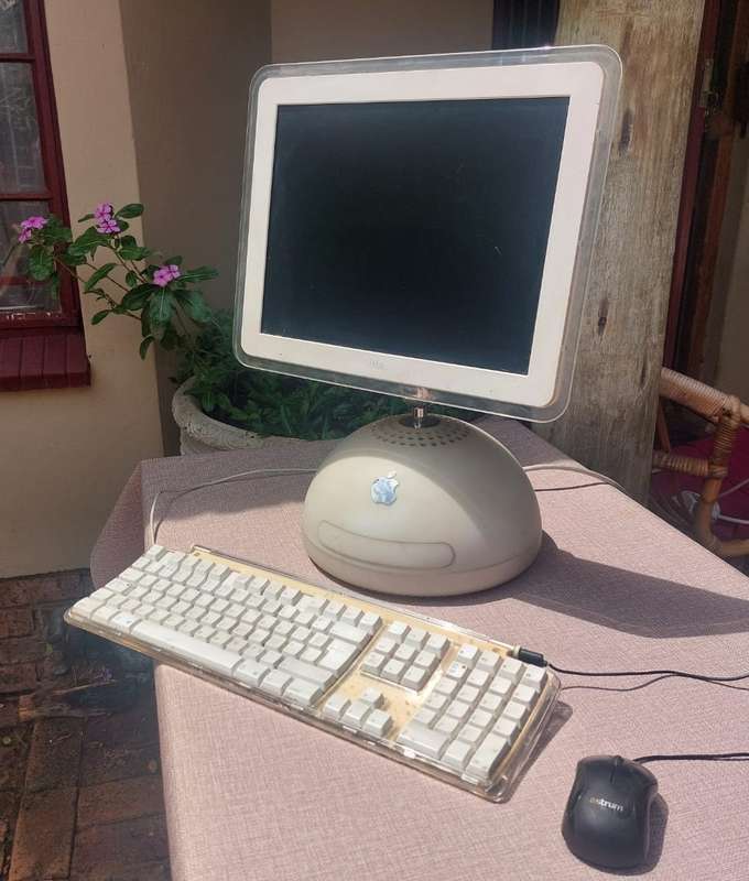 ICONIC APPLE G4 BALL IMAC FROM 2002 (Dual System 9.2.2 and OS 10.3.9) IN GOOD WORKING CONDITION