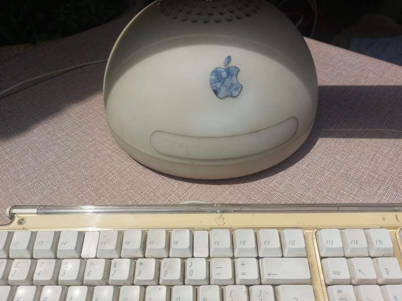 ICONIC APPLE G4 BALL IMAC FROM 2002 (Dual System 9.2.2 and OS 10.3.9) IN GOOD WORKING CONDITION