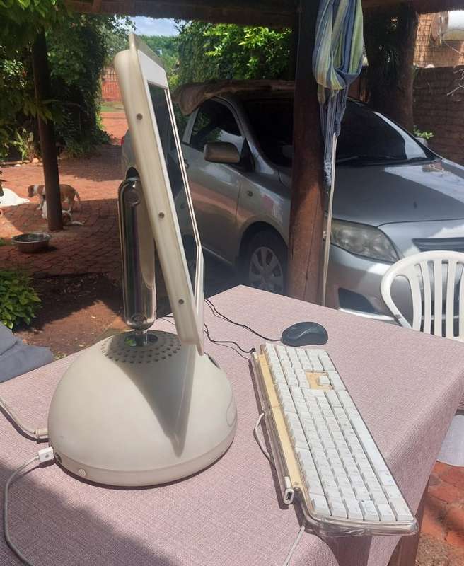 ICONIC APPLE G4 BALL IMAC FROM 2002 (Dual System 9.2.2 and OS 10.3.9) IN GOOD WORKING CONDITION