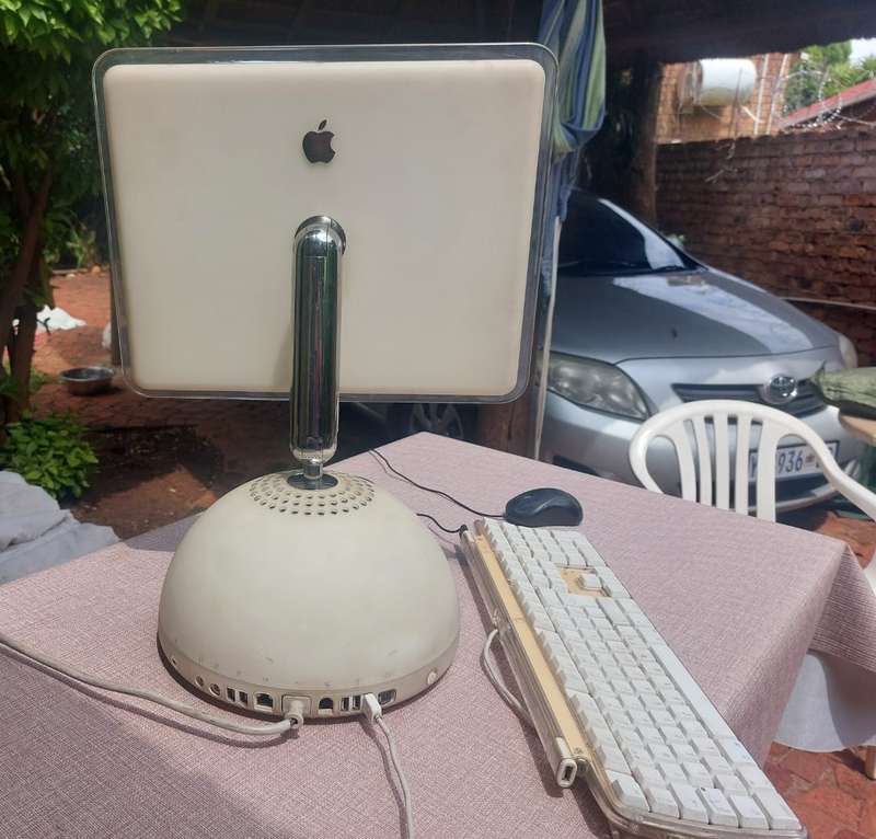 ICONIC APPLE G4 BALL IMAC FROM 2002 (Dual System 9.2.2 and OS 10.3.9) IN GOOD WORKING CONDITION