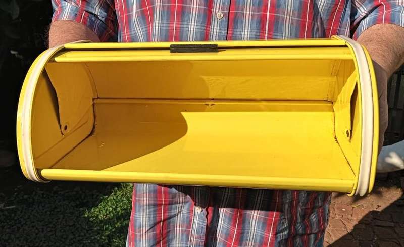 Vintage Pre 1989 HH Hendlers Yellow Enamelled Metal Bread Bin In Good Condition