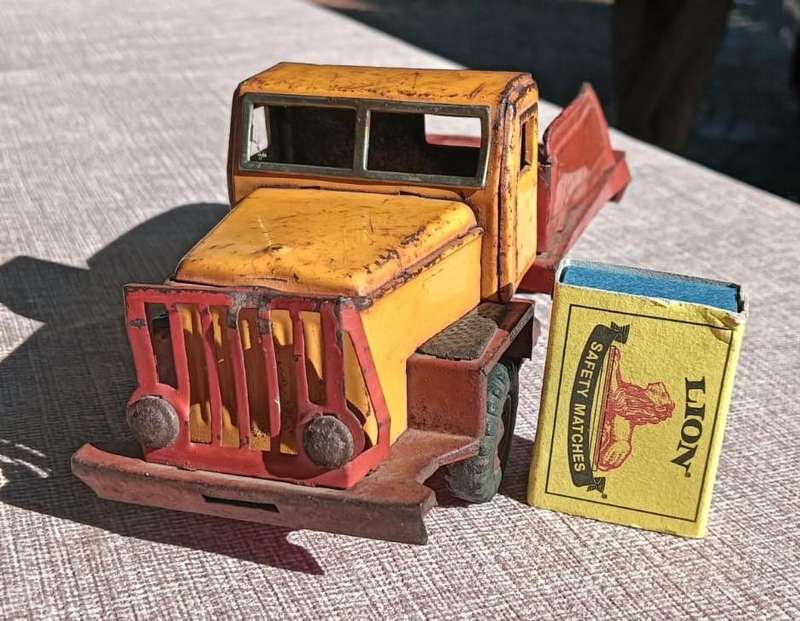 Vintage 1950s Japanese Red and Yellow Tin Tow Truck S-1120  Missing Tow Crane