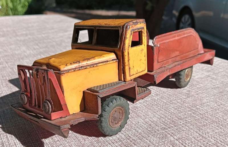 Vintage 1950s Japanese Red and Yellow Tin Tow Truck S-1120  Missing Tow Crane