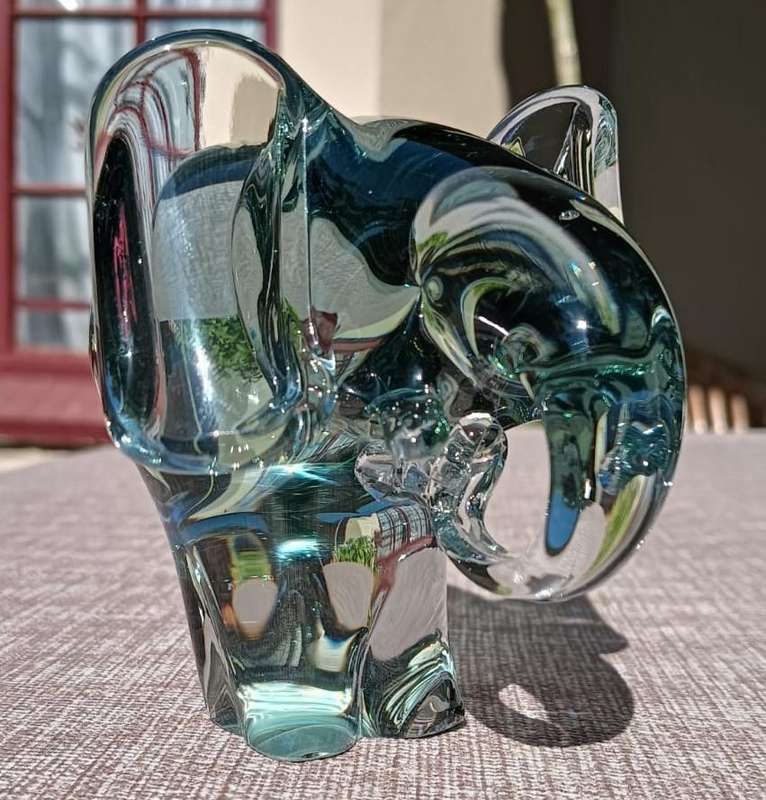 Ngwenya Glass Elephant with Trunk Curled in Feeding Motion Large 9cm High 0.5kg