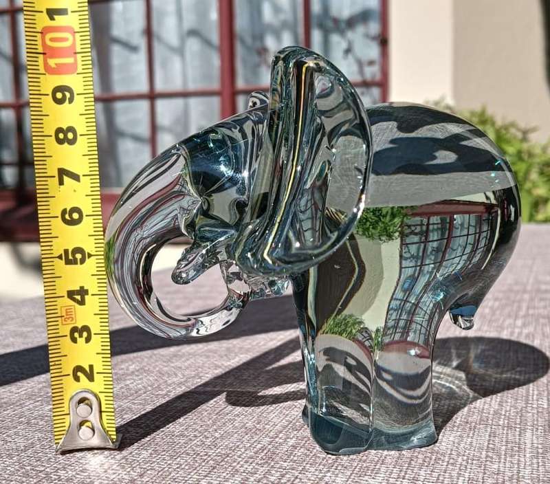 Ngwenya Glass Elephant with Trunk Curled in Feeding Motion Large 9cm High 0.5kg
