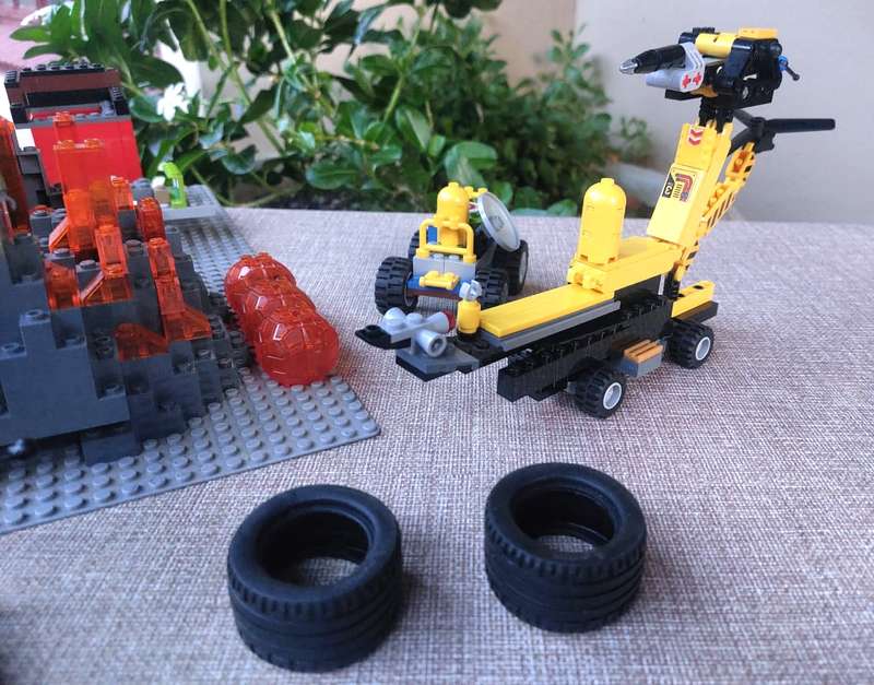 Lego City Volcano Exploration Base Set 60124 Around 80% Complete