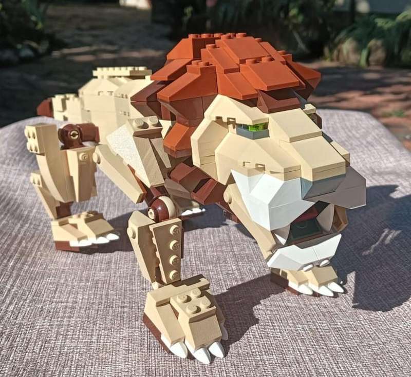 Lego Creator 4884-2 Wild Hunters Lion Set with Realistic Joint Elements - Introduced 2005 Retired