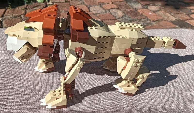 Lego Creator 4884-2 Wild Hunters Lion Set with Realistic Joint Elements - Introduced 2005 Retired