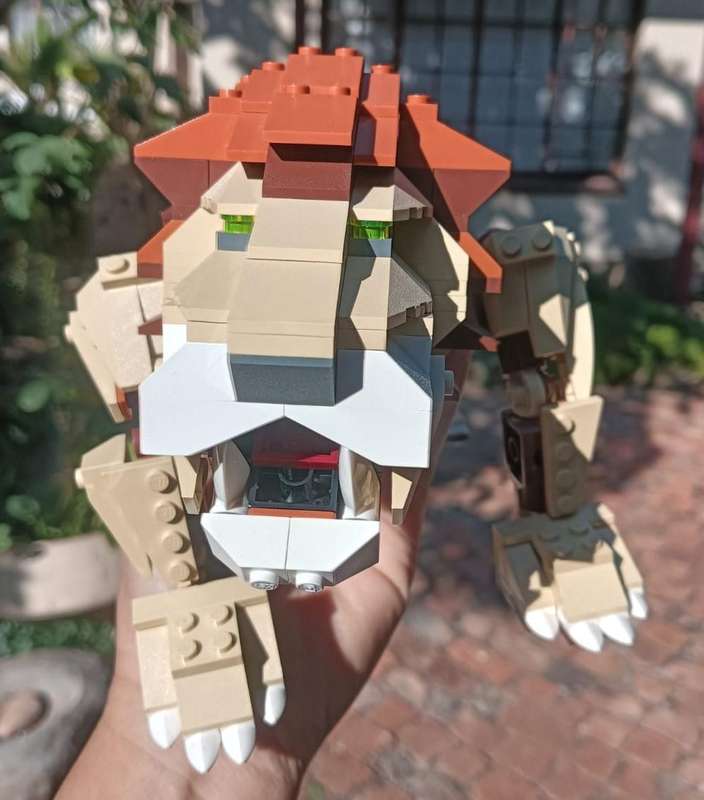 Lego Creator 4884-2 Wild Hunters Lion Set with Realistic Joint Elements - Introduced 2005 Retired