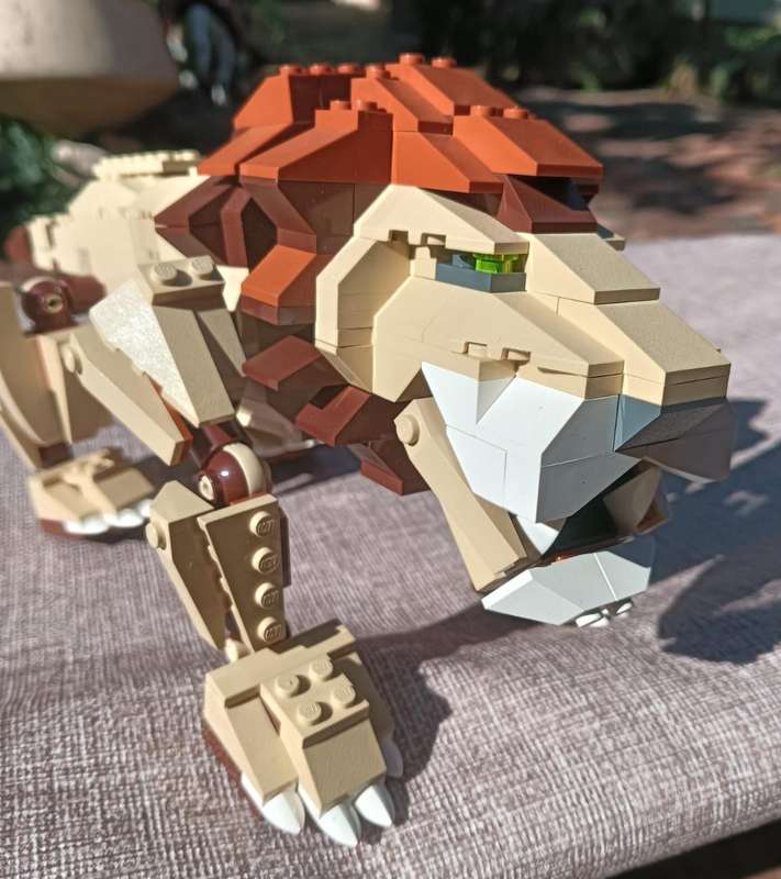 Lego Creator 4884-2 Wild Hunters Lion Set with Realistic Joint Elements - Introduced 2005 Retired