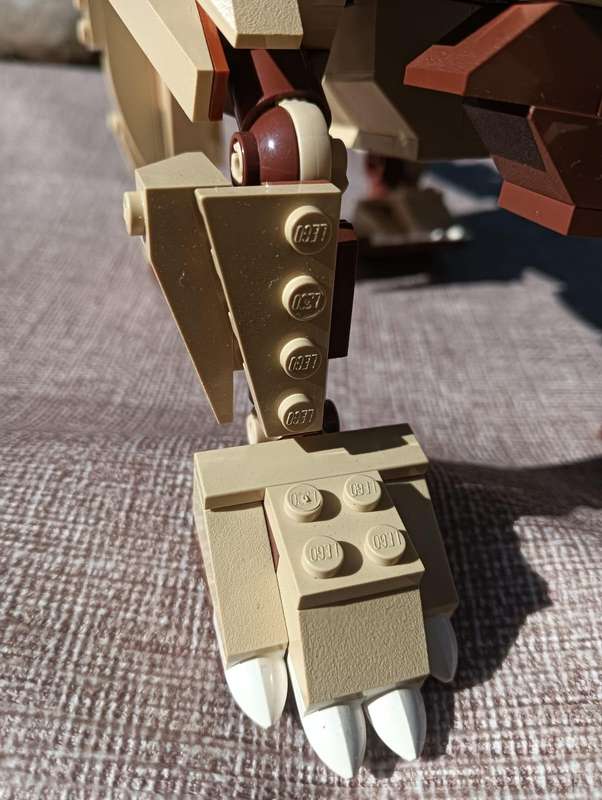 Lego Creator 4884-2 Wild Hunters Lion Set with Realistic Joint Elements - Introduced 2005 Retired