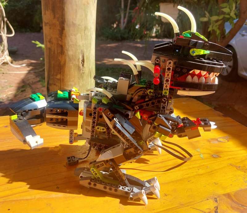 Motorised Lego Creator 4958 Dino Monster Set Mouth Opens! Arms Move! - Introduced 2007 Retired 2008