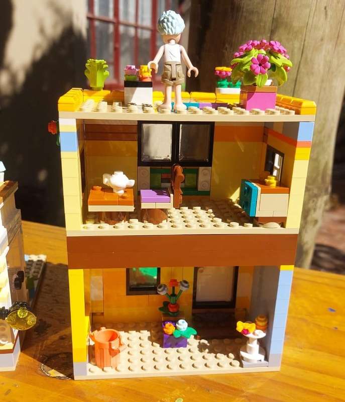 Lego Friends Downtown Flower and Design Store 41732 - Incomplete  4 Minifigures Included