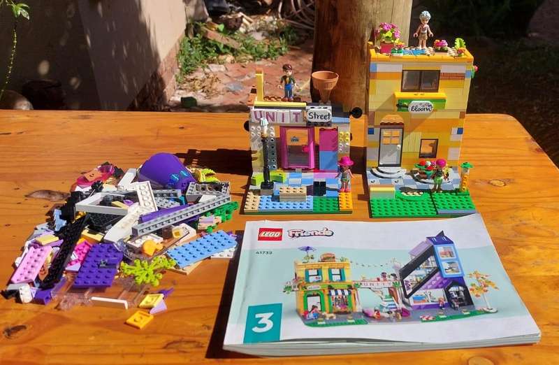 Lego Friends Downtown Flower and Design Store 41732 - Incomplete  4 Minifigures Included