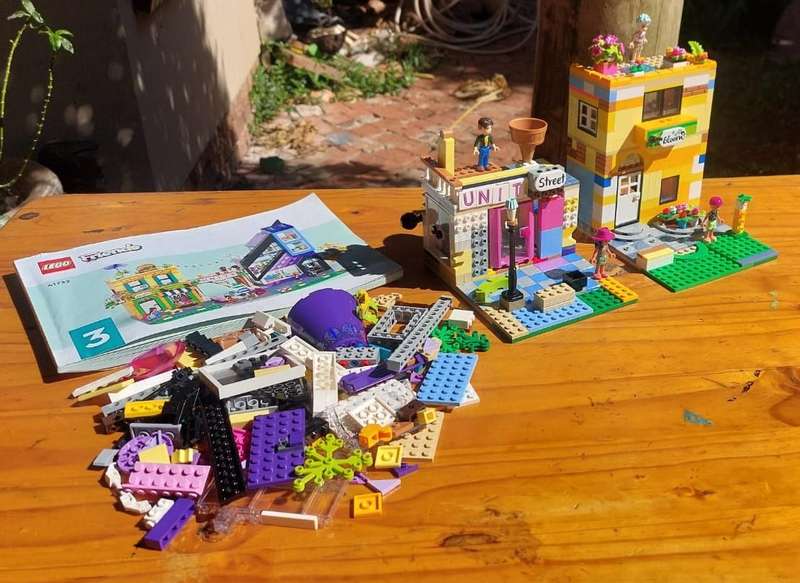 Lego Friends Downtown Flower and Design Store 41732 - Incomplete  4 Minifigures Included