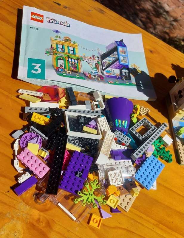Lego Friends Downtown Flower and Design Store 41732 - Incomplete  4 Minifigures Included
