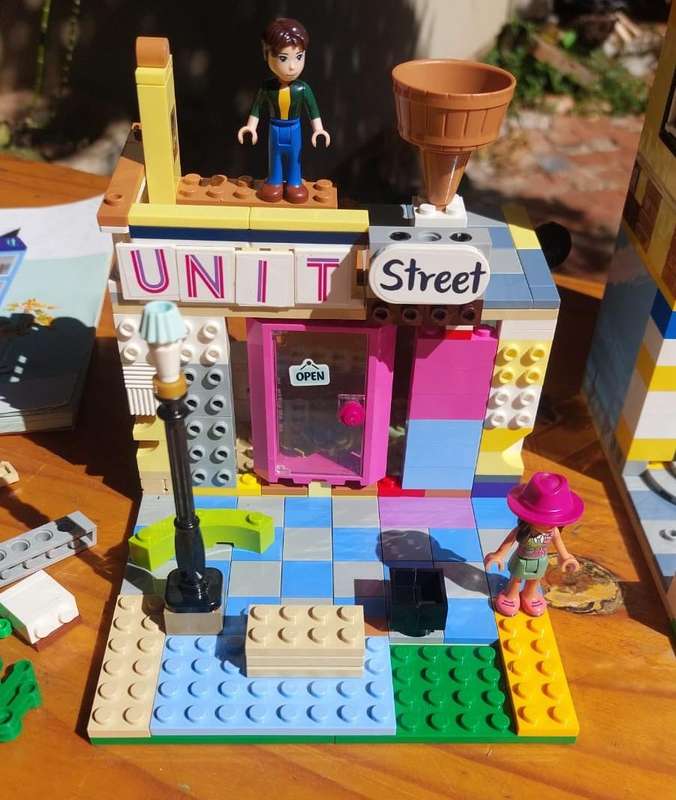 Lego Friends Downtown Flower and Design Store 41732 - Incomplete  4 Minifigures Included