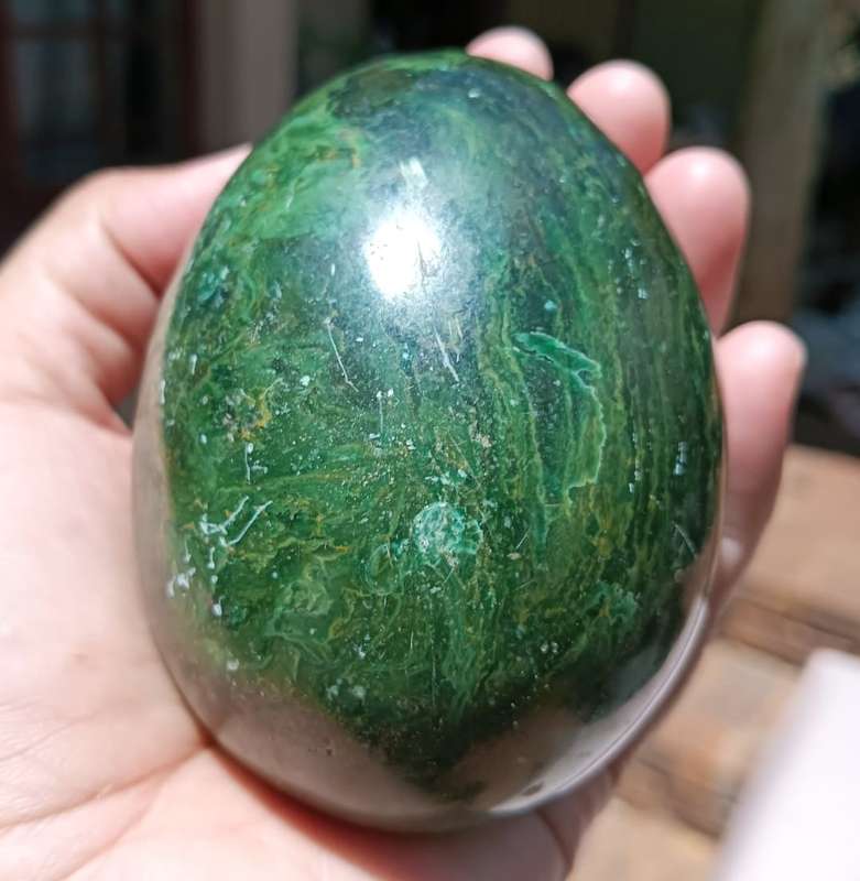 LARGE (8.0x6.5CM) GREEN MALACHITE EGG WITH STRIKING PATTERNS