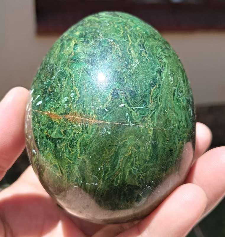 LARGE (8.0x6.5CM) GREEN MALACHITE EGG WITH STRIKING PATTERNS