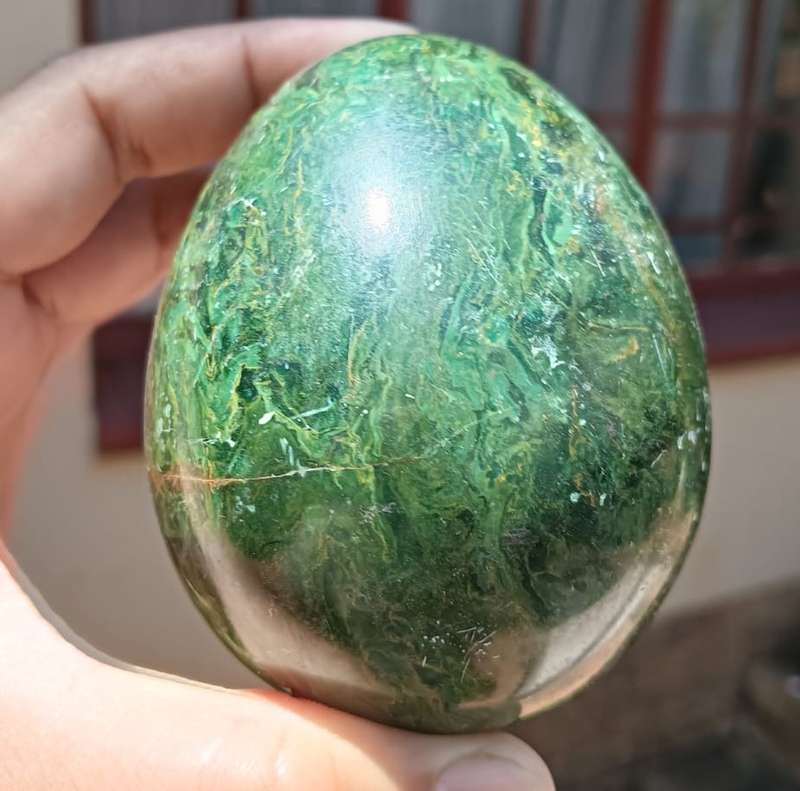 LARGE (8.0x6.5CM) GREEN MALACHITE EGG WITH STRIKING PATTERNS
