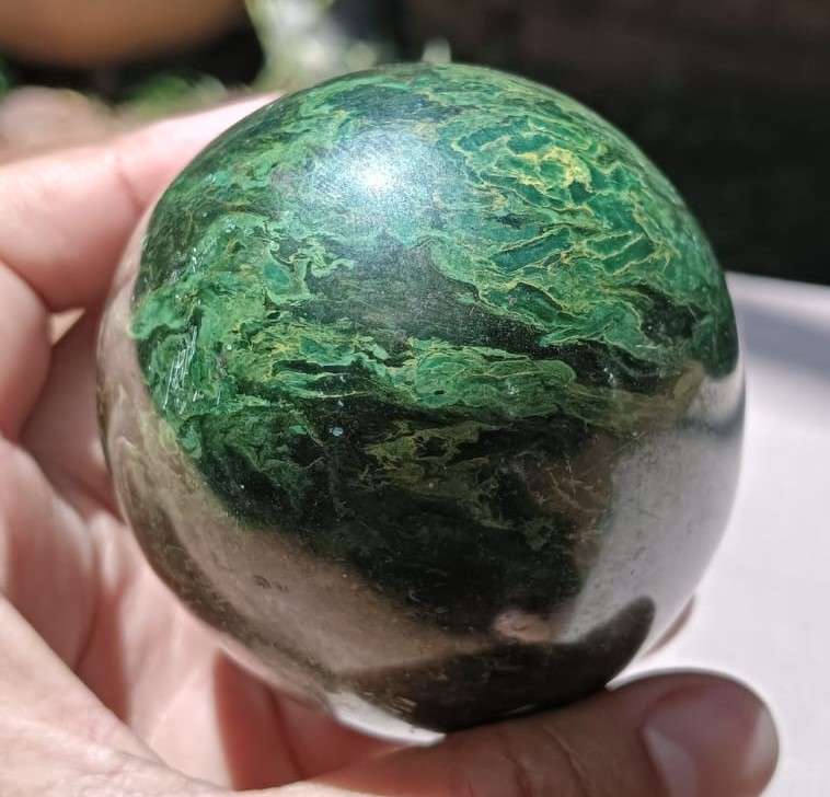 LARGE (8.0x6.5CM) GREEN MALACHITE EGG WITH STRIKING PATTERNS
