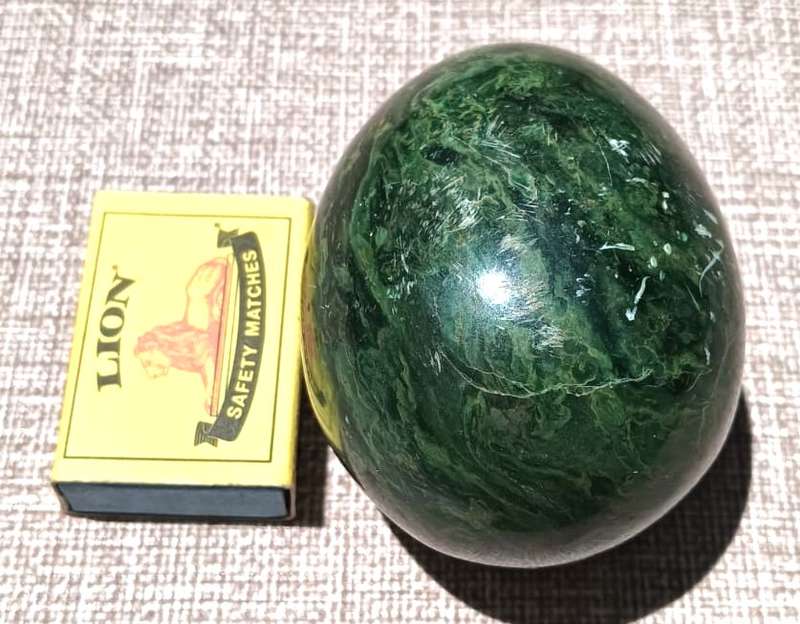 LARGE (8.0x6.5CM) GREEN MALACHITE EGG WITH STRIKING PATTERNS