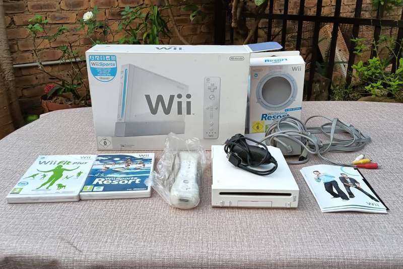 NINTENDO WII Model RVL-001 (EUR) Console, Wii Remote, Power Adapter, RCI Cable, Nunchuk and 2 Games