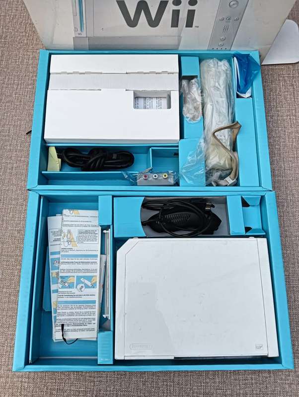 NINTENDO WII Model RVL-001 (EUR) Console, Wii Remote, Power Adapter, RCI Cable, Nunchuk and 2 Games