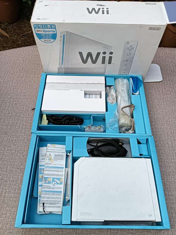 NINTENDO WII Model RVL-001 (EUR) Console, Wii Remote, Power Adapter, RCI Cable, Nunchuk and 2 Games