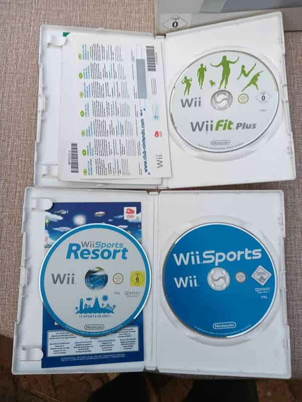 NINTENDO WII Model RVL-001 (EUR) Console, Wii Remote, Power Adapter, RCI Cable, Nunchuk and 2 Games