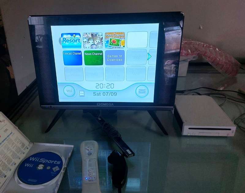 NINTENDO WII Model RVL-001 (EUR) Console, Wii Remote, Power Adapter, RCI Cable, Nunchuk and 2 Games