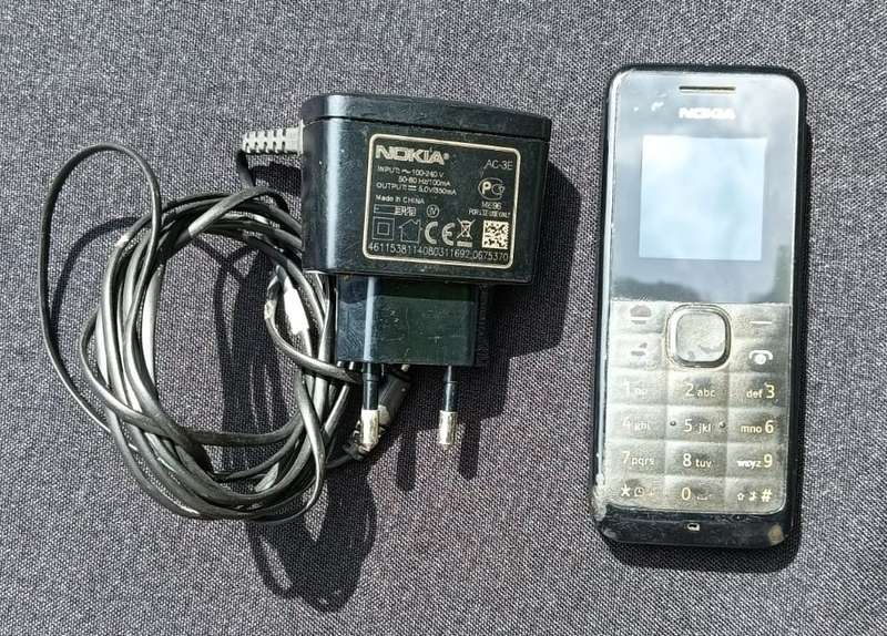Nokia 105 Keypad Cellphone Working Battery Lasts a Month Charger Included