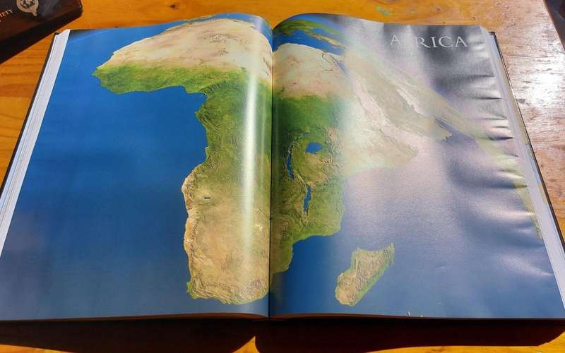 First Edition 2005 Philips Universal Atlas of the World: Hard Outer Case and Hard Cover Binding