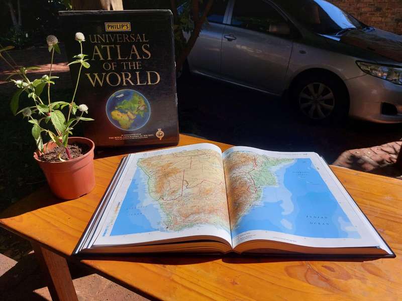 First Edition 2005 Philips Universal Atlas of the World: Hard Outer Case and Hard Cover Binding