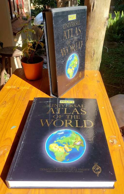 First Edition 2005 Philips Universal Atlas of the World: Hard Outer Case and Hard Cover Binding