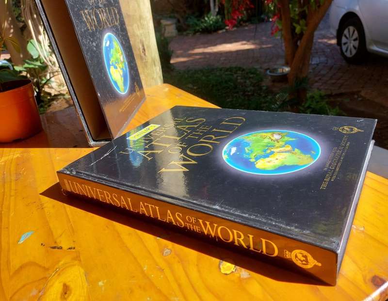 First Edition 2005 Philips Universal Atlas of the World: Hard Outer Case and Hard Cover Binding
