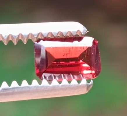 ALL NATURAL MAGNETIC (SEE PHOTO) 0.50CT RED RHODOLITE AFRICAN GARNET GEMSTONE