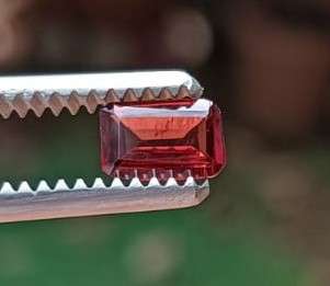 ALL NATURAL MAGNETIC (SEE PHOTO) 0.50CT RED RHODOLITE AFRICAN GARNET GEMSTONE