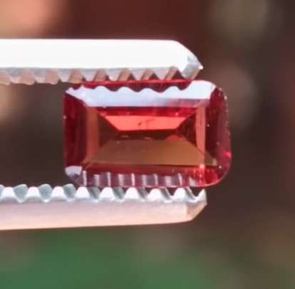ALL NATURAL MAGNETIC (SEE PHOTO) 0.50CT RED RHODOLITE AFRICAN GARNET GEMSTONE
